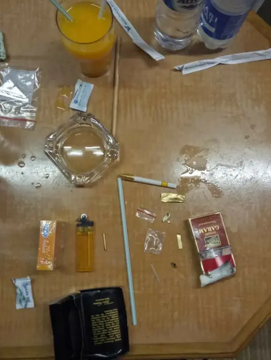Barang bukti dari penangkapan politisi Partai Demokrat berinisial AA  di hotel kawasan Slipi, Jakarta, Senin (4/3). Penangkapan ini dilakukan tim Direktorat Tindak Pidana Narkoba Bareskrim Polri. (Liputan6.com/HO/Dit Narkoba Mabes Polri)