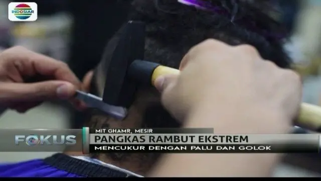Ekstrem, Pria Ini Cukur Rambut Pelanggannya dengan Palu dan Api