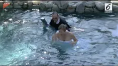 Apes betul nasib sang mempelai wanita. Akibat salah satu pendamping pria tergelincir, ia dan bapak pendeta tercebur ke kolam renang.