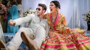 Aktris Bollywood Priyanka Chopra dan penyanyi AS Nick Jonas saat merayakan pernikahan mereka di Istana Umaid Bhawan, Jodhpur, India, Sabtu (1/12). (Handout/Raindrop Media/AFP)