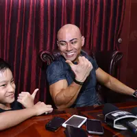 Deddy Corbuzier dan Azka Nikola Corbuzier (Galih W. Satria/Bintang.com)