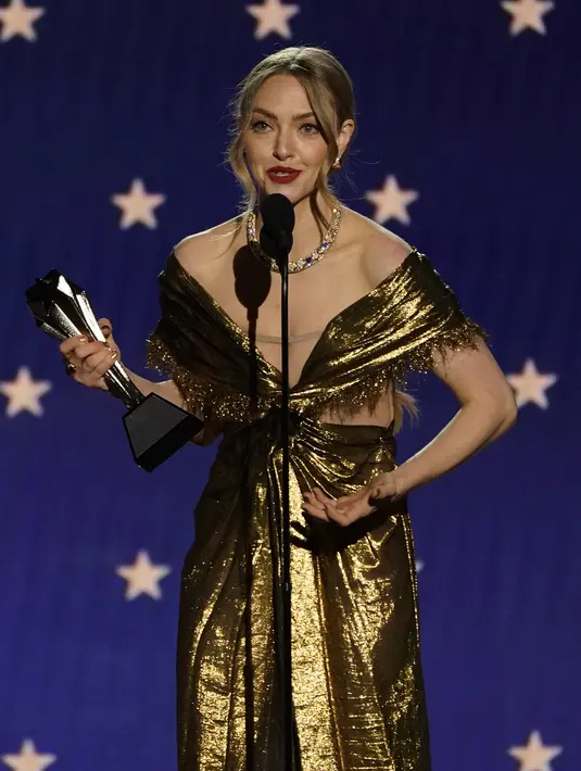 Amanda Seyfried menerima penghargaan sebagai Aktris Terbaik dalam Film/Minseri untuk "The Dropout" pada Critics Choice Awards ke-28 di Fairmont Century Plaza Hotel di Los Angeles, California (15/1/2023). Amanda dengan senang hati menerima kehormatan itu saat dia naik ke podium dan berkata: 'Pertama, ini luar biasa. Saya kewalahan bisa merayakan acara ini seperti ini dan saya sangat bangga akan hal itu.' (AP Photo/Chris Pizzello)