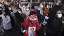 Warga Myanmar yang tinggal di Jepang dan pendukungnya berbaris selama protes di depan Kementerian Luar Negeri di Tokyo (3/2/2021).  (AP Photo/Eugene Hoshiko)