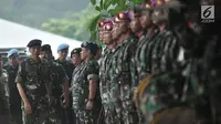 Presiden Joko Widodo upacara militer saat tiba di Mabes TNI Cilangkap, Jakarta, Kamis (3/5). Presiden Jokowi datang mengenakan seragam militer untuk menerima kunjungan Sultan Haji Hassanal Bolkiah beserta delegasi. (Merdeka.com/Iqbal S. Nugroho)