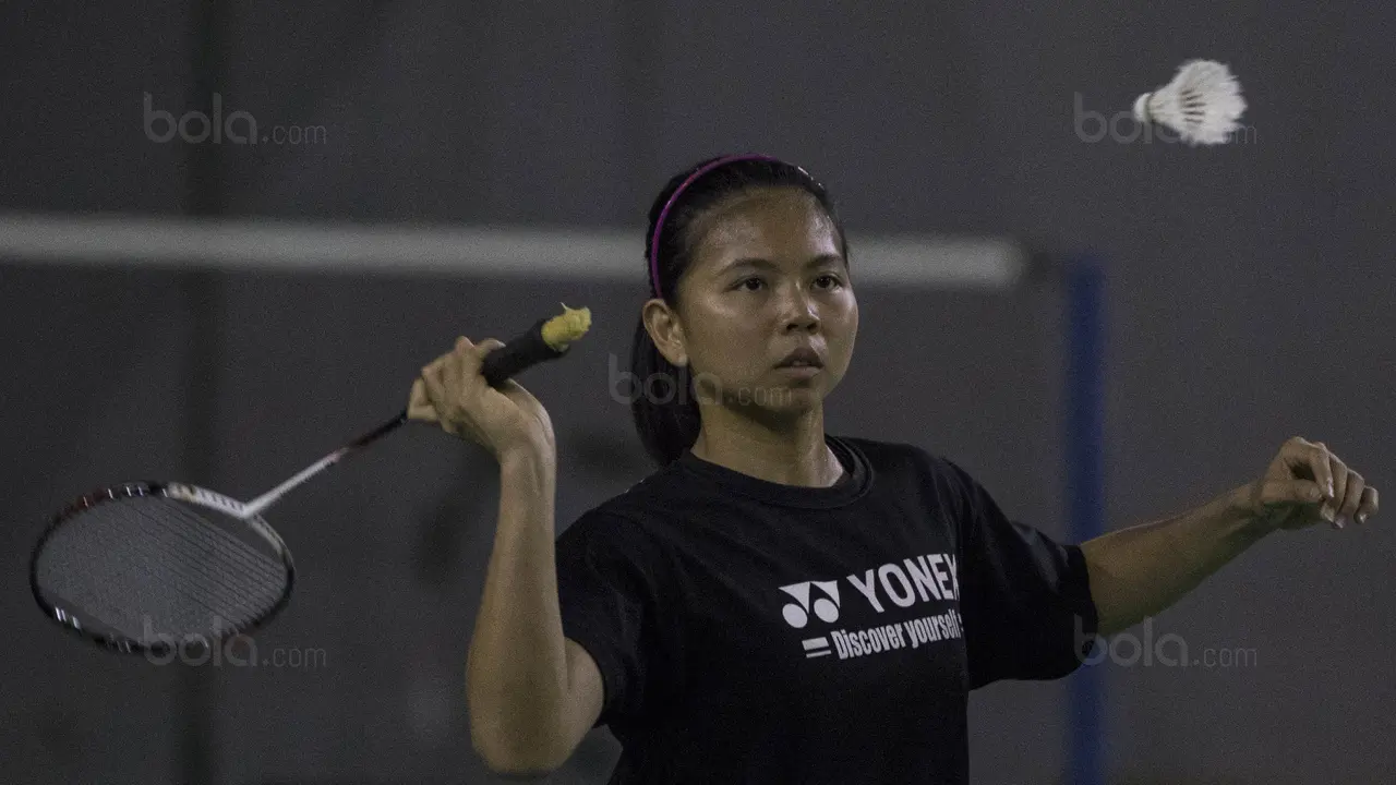 Atlet bulu tangkis Indonesia, Greysia Polii, irit tenaga pada nomor beregu SEA Games 2017. (Bola.com/Nicklas Hanoatubun)