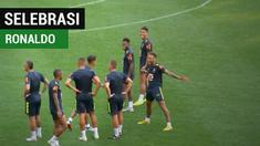 Berita video momen bintang Brasil, Neymar Jr., melakukan selebrasi yang khas dengan pemain Juventus, Cristiano Ronaldo.