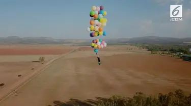 Seorang pria di Afrika Selatan berhasil terbang menggunakan ratusan balon.