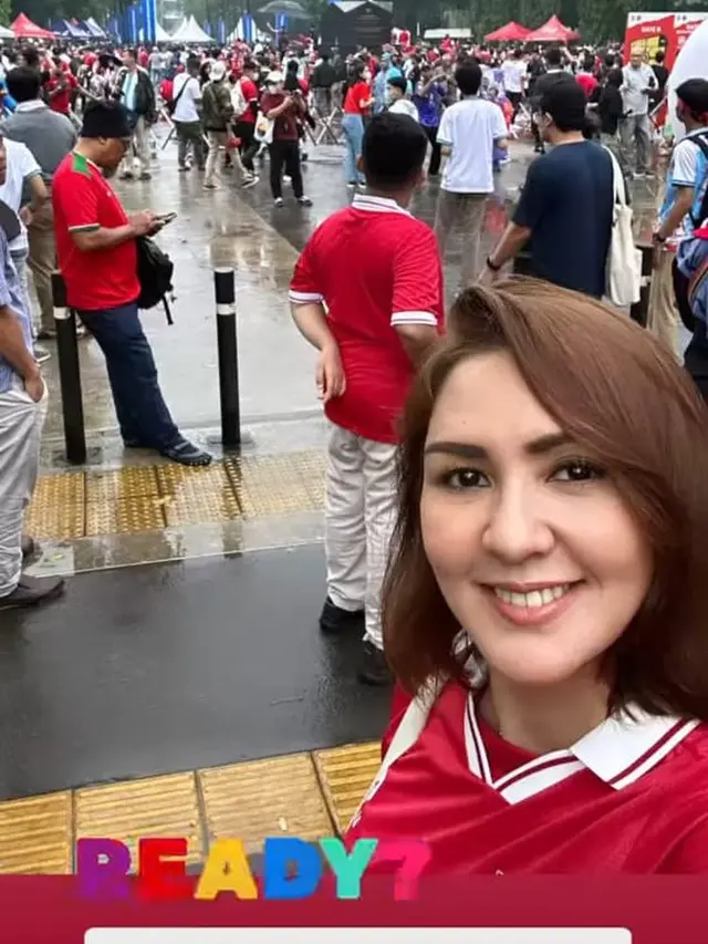 Donna Agnesia saat akan menyaksikan Timnas Indonesia vs Argentina di SUGBK, Senayan.