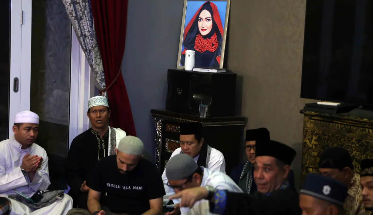 Sedangkan pada malam pertama, malam dihadiri oleh banyak teman-teman dekat mendiang Jupe. Diantaranya malam itu antara lain Luna Maya, Venna Melinda, Eddies Adelia,Billy Syahputra, Dewi Perssik, Wulan Guritno dan Dewi Perssik. (Nurwahyunan/Bintang.com)