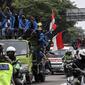 Mahasiswa menaiki truk saat konvoi menuju Gedung DPR/MPR, Jakarta, Kamis (8/10/2020). Mahasiswa ini rencananya akan menggelar aksi menolak UU Cipta Kerja. (Liputan6.com/Johan Tallo)