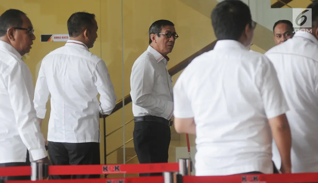 Menkumham Yasonna Hamonangan Laoly memenuhi panggilan penyidik di gedung KPK, Jakarta, Senin (2/7).  Yasonna diperiksa saat menjadi Anggota DPR sebagai saksi terkait kasus dugaan korupsi proyek KTP Elektronik. (Merdeka.com/Dwi Narwoko)