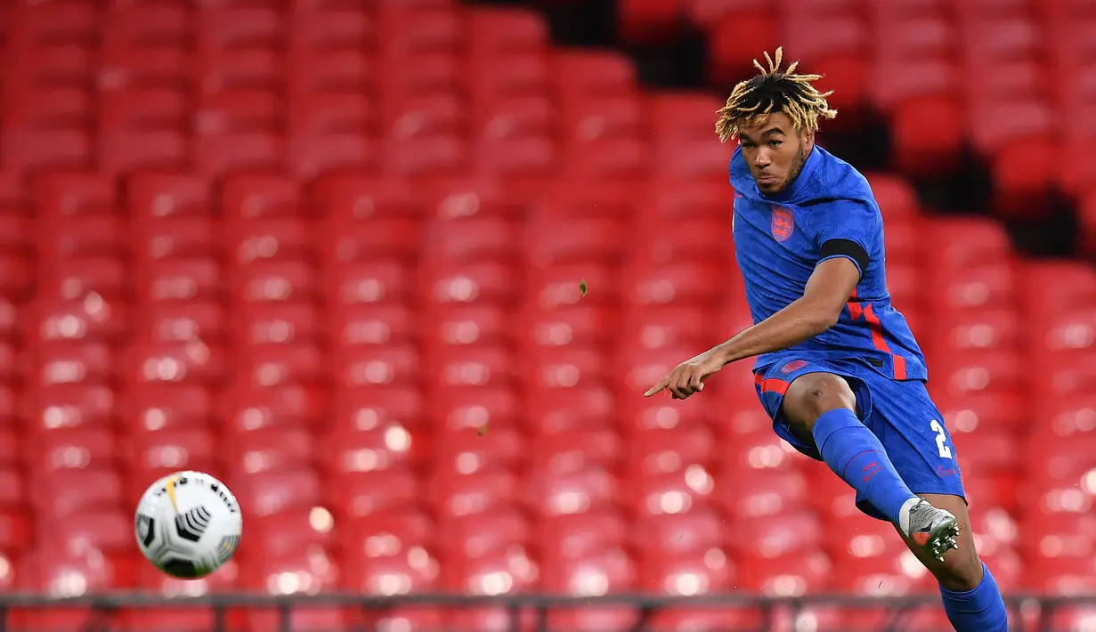 5. Reece James (20 tahun) - Reece James memiliki kemapuan dalam menjaga pertahanan dan membantu serangan dari sisi kanan. Pemain Chelsea ini dipastikan bakal memiliki masa depan cerah bagi timnas Inggris nantinya. (AFP/Ben Stansall/pool)