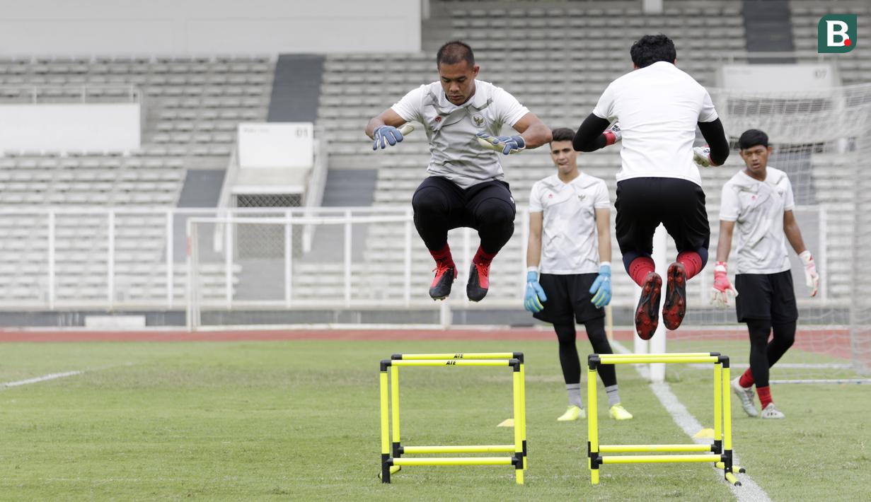 Kiper Timnas Indonesia, Andritany Ardhiyasa, melompat saat sesi latihan di Stadion Madya, Jakarta, Selasa, (18/2/2020). Untuk meningkatkan performa kiper, Shin Tae-yong menambah porsi waktu latihan. (Bola.com/M Iqbal Ichsan)