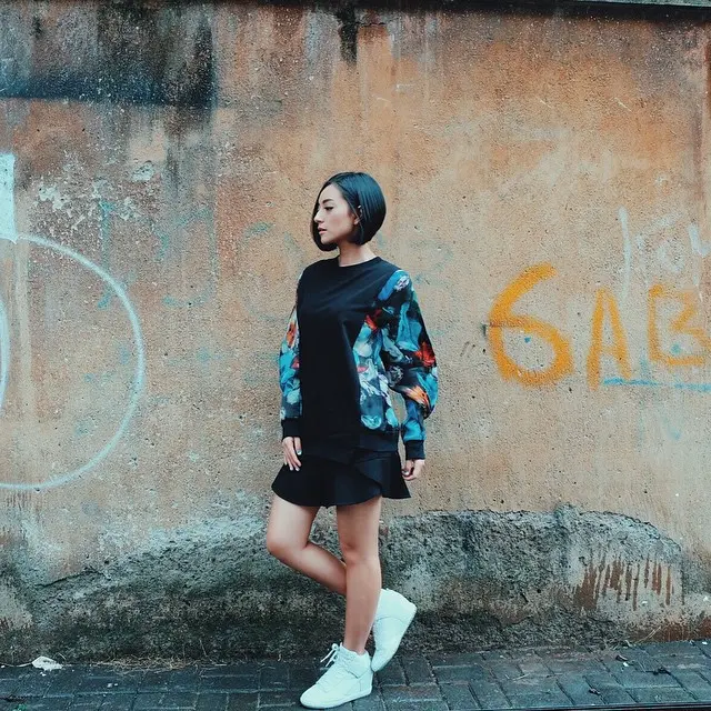 Gaya Lolita Agustina Kenakan Baju Warna Hitam, Tampil Stylish. (Sumber: Instagram/lolitagustine)