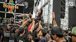 Penonton bermoshing menikmati musik saat menyaksikan Hammersonic Festival 2018 di Pantai Karnaval Ancol, Jakarta, Minggu (22/7). Selain penonton lokal, Hammersonic Festival 2018 juga banyak dihadiri penonton asal luar negeri. (Liputan6.com/Faizal Fanani)