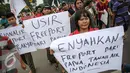 Massa yang tergabung dalam Forpenas membawa spanduk saat menggelar aksi kisruh freeport menuju Istana Negara, Jakarta (16/12). Dalam aksinya meminta DPR jangan melanggar UU bahwa Sidang MKD harus tertutup sesuai dengan UU. (Liputan6.com/Faizal Fanani)
