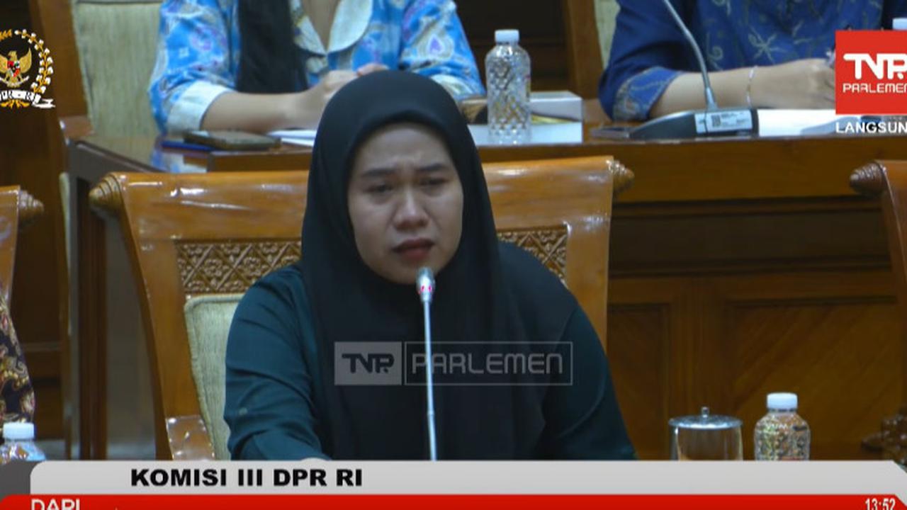 Nangis Sesegukan Sang Ibu Korban Dugaan Salah Tangkap 4 Anak di Tasikmalaya Mengadu ke Komisi III 'Mohon Pak Bantuannya, Anak Saya Disiksa'