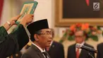Khatib Aam PBNU Yahya Cholil Staquf saat disumpah menjadi anggota Wantimpres RI di Istana Negara, Jakarta, Kamis (31/5). Yahya Cholil diangkat menjadi anggota Wantimpres untuk menggantikan almarhum KH Hasyim Muzadi yang wafat. (liputan6.com/Angga Yuniar)