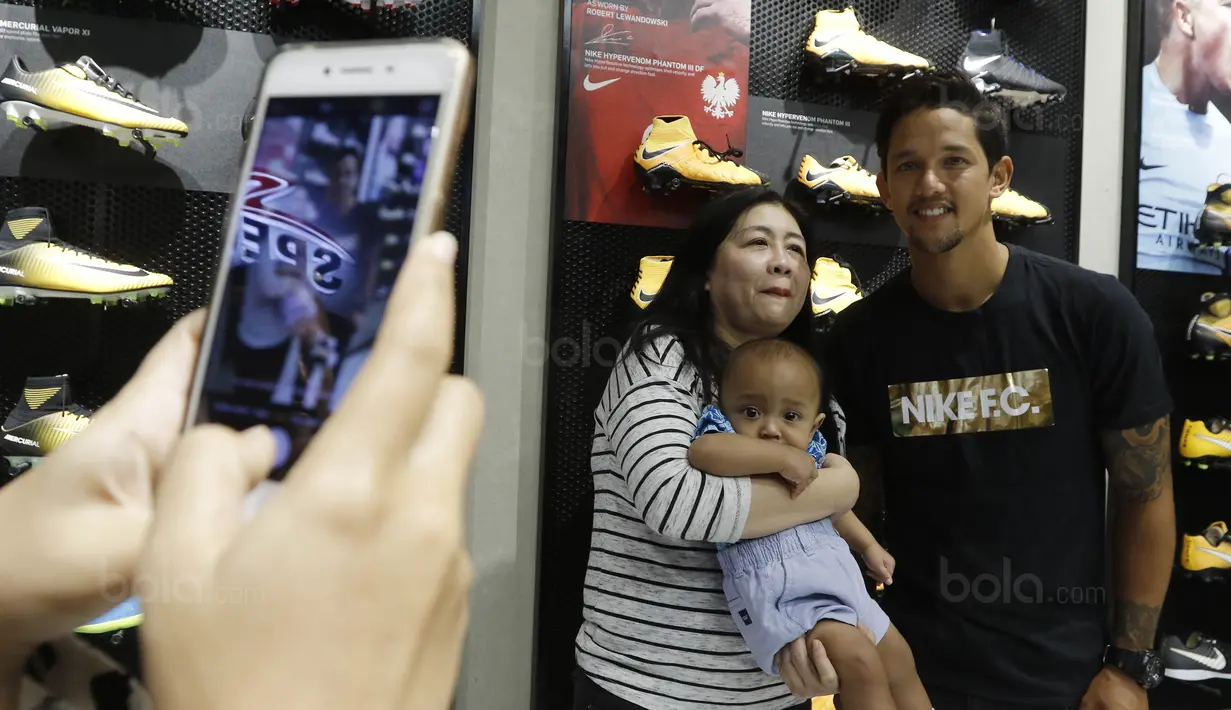 Pemain Timnas Indonesia, Irfan Bachdim, foto bersama fans saat menghadiri Launching toko Fisik Football di AEON Mall, Jakarta, Sabtu (30/9/2017). Fisik Football menjual berbagai macam perlengkapan sepak bola. (Bola.com/M Iqbal Ichsan)