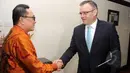 Ketua MPR Zulkifli Hasan menerima Duta Besar Slovakia untuk Indonesia YM Michal Slivovic di ruang Pimpinan MPR, Senayan, Jakarta , Rabu (1/4/2015). Pertemuan tersebut membahas kerja sama bilateral antara Indonesia dan Slovakia. (Liputan6.com/Helmi Afandi)
