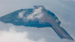 Pandangan udara Pulau Thitu atau yang lebih dikenal masyarakat Filipina dengan sebutan Pagasa yang disengketakan China di Filipina, Jumat (21/4).(AP Photo / Bullit Marquez)