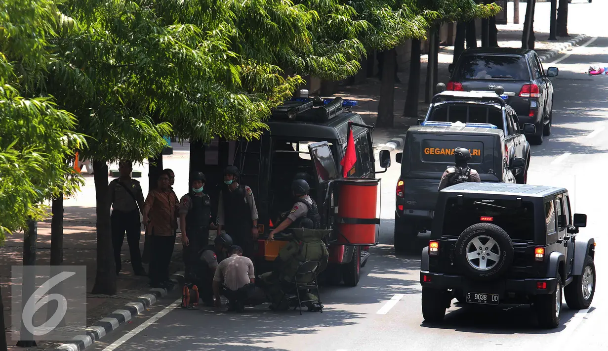 Sejumlah Petugas kepolisian saat berjaga di lokasi tempat pengeboman di Sarinah, Jakarta, Kamis (14/1/2016). Hingga saat ini polisi kondisi di lokasi masih menegangkan. (Liputan6.com/Angga Yuniar)