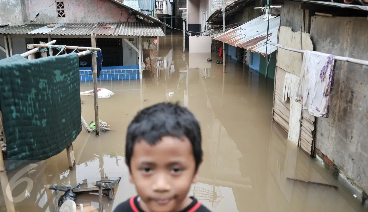 Seorang anak berada di kawasan Cawang, Jakarta, Selasa (21/2). Akibat curah hujan yang tinggi sejumlah pemukiman di bantaran Ciliwung kelurahan Cawang dan Rawajati terendam banjir. (Liputan6.com/Yoppy Renato)