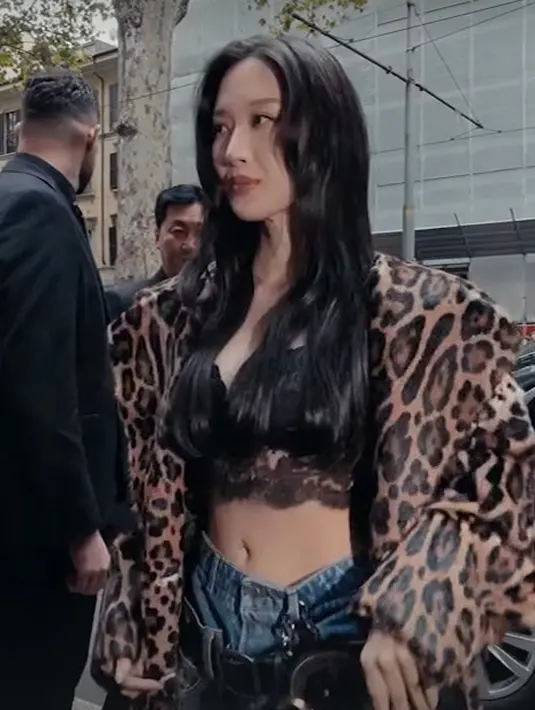 Moon Ga Young padukan lingerie lace top dengan baggy jeans dan belt maxi hitam [@dolcegabbana]