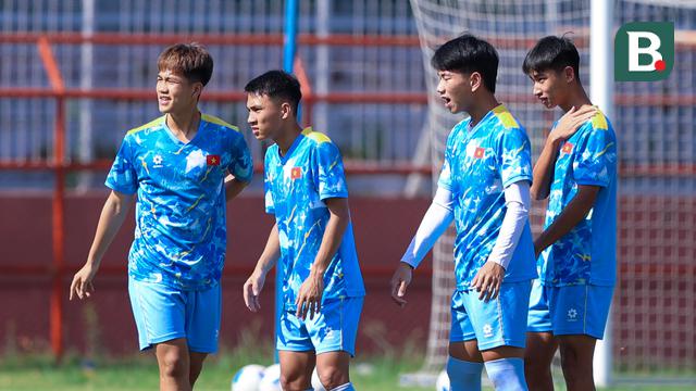 Foto: Di Bawah Terik Panas Matahari Surabaya, Timnas Vietnam U-17 Tetap Lahap Sesi Latihan Jelang Hadapi Indonesia U-17