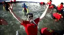Seorang peserta bergembira saat mendapatkan ikan selama acara Festival Es di sungai beku di Hwacheon, selatan dari zona demiliterisasi (DMZ) yang memisahkan dua Korea, (9/1/2016). (REUTERS/Kim Hong-Ji)
