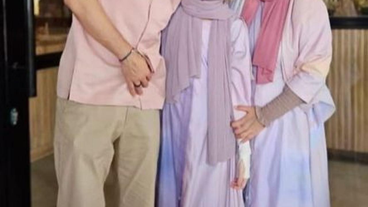 Tak sedikit warganet yang mendoakan agar putri tunggal Ben Kasyafani ini istiqomah berhijab.