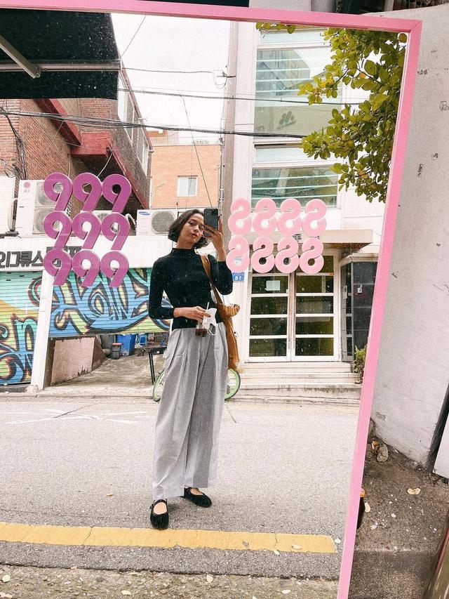 8 Inspirasi OOTD Kasual Putri Marino Saat Mirror Selfie di Korea Selatan