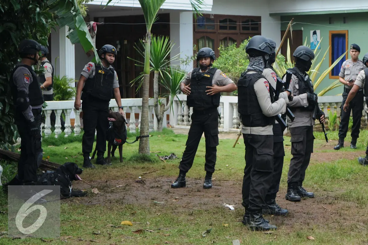 Brimob kerahkan anjing pelacak sisir lokasi bom Tangsel