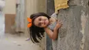 Seorang anak perempuan Palestina tampak bermain di kamp pengungsi Shati di Gaza City, Palestina, pada 7 Juni 2020. Kamp pengungsi Al-Shati tersebut merupakan tempat hampir 86.000 warga Palestina hidup berdekatan satu sama lain. (Xinhua/Rizek Abdeljawad)