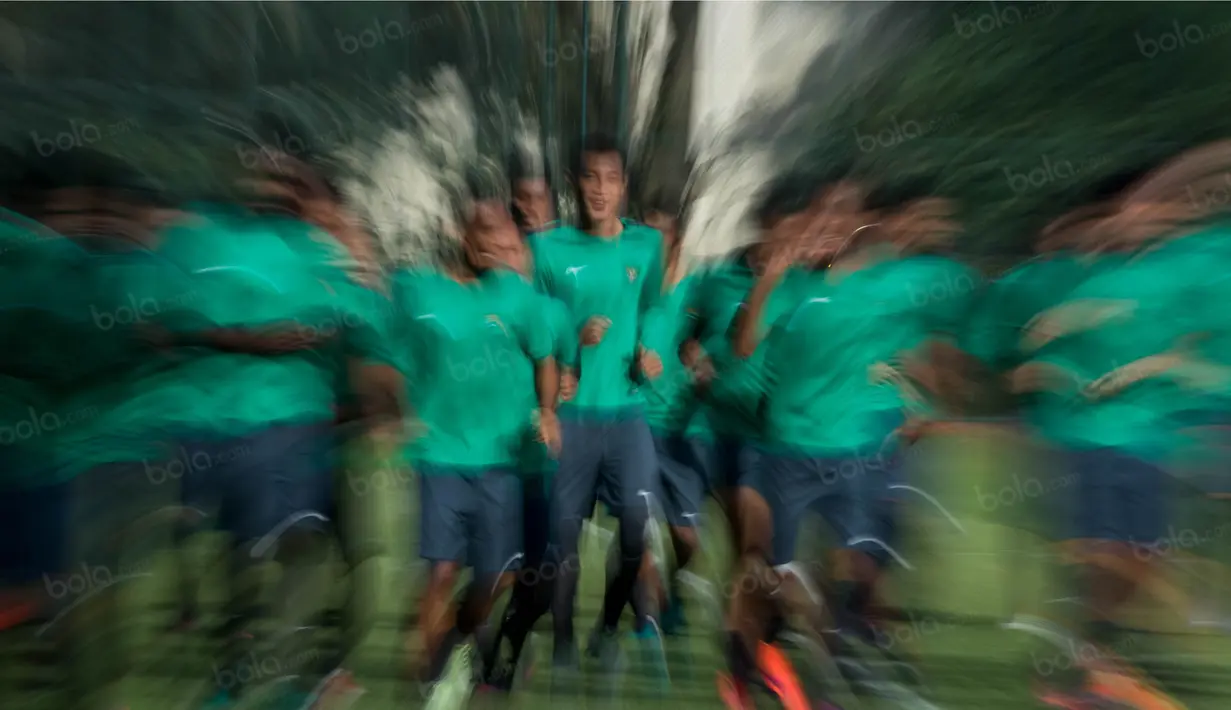 Bek Timnas Indonesia, Hansamu Yama (tengah), bersama rekan-rekannya melakukan latihan perdana jelang laga final Piala AFF 2016 melawan Thailand di Lapangan SPH Karawaci, Banten, Jumat (9/12/2016). (Bola.com/Vitalis Yogi Trisna)