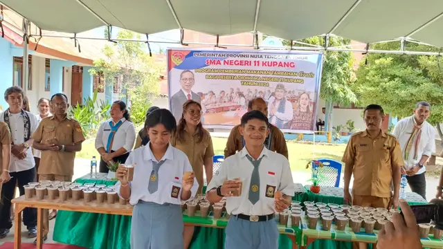 SMAN 11 Kota Kupang luncurkan program makan siang gratis bagi siswa. (Foto: Liputan6.com/Ola Keda)