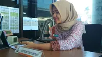 Seorang penyiar di tengah membacakan informasi terbaru mengenai perjalanan di Stasiun Kejaksan Cirebon. Foto (Liputan6.com / Panji Prayitno)
