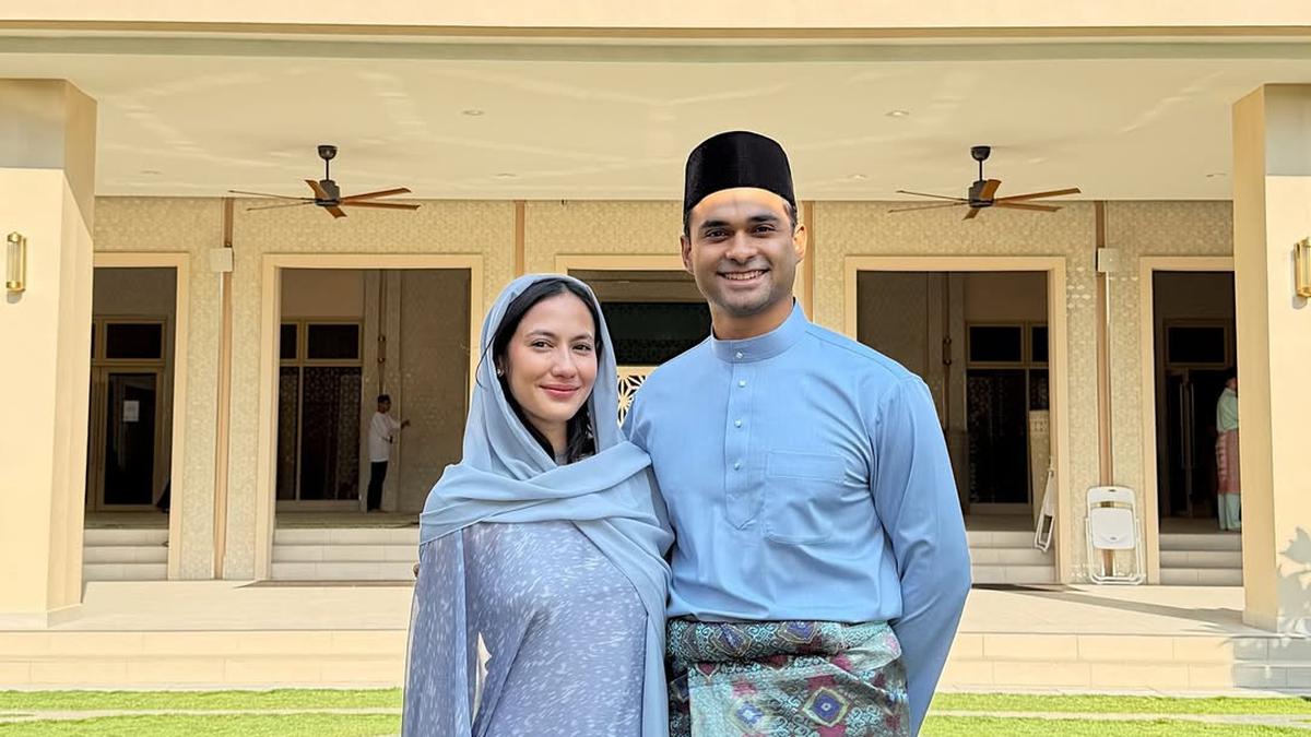 Pesona Pevita Pearce dalam Balutan Baju Kurung, Tampil Anggun ala Wanita Melayu Saat Lebaran di Malaysia