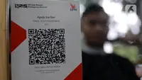Dengan QRIS, pelanggan dapat membayar langsung menggunakan dompet digital yang terhubung dengan kode QR yang dihasilkan oleh pedagang atau penyedia jasa. (Liputan6.com/Johan Tallo)