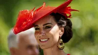 Putri Wales dari Inggris, Kate Middleton tersenyum saat menghadiri hari keempat pertemuan pacuan kuda Royal Ascot, di Arena Balap Ascot di Ascot, Inggris, Jumat, 23 Juni 2023. (David Davies/PA via AP)
