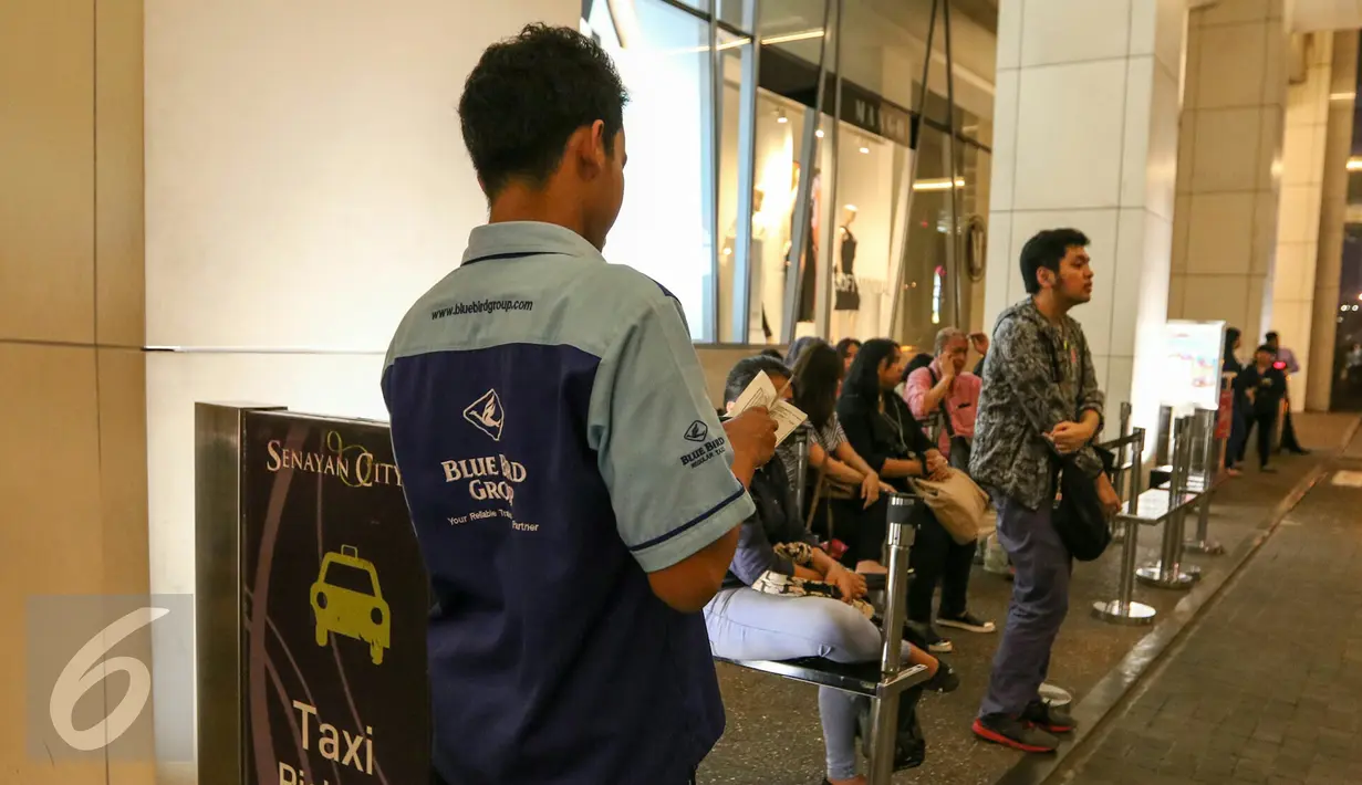 Petugas Blue Bird mendata jumlah penumpang yang akan menggunakan jasa Blue Bird, Senayan City, Jakarta, Rabu (23/3/2016). Manajemen Blue Bird memberikan layanan taksi reguler gratis di Jakarta dan sekitarnya. (Liputan6.com/Yoppy Renato)