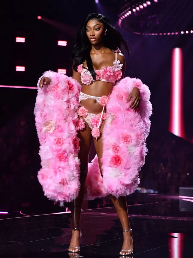 Pesona Bak Barbie Angel Reese, Atlet Pertama yang Melangkah di Runway Victoria’s Secret Fashion Show 2025