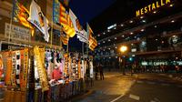 Penjual souvenir menggelar dagangannya di depan Estadio De Mestalla, markas Valencia CF (Marco Tampubolon/Valencia)