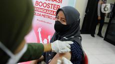 Warga menerima suntikkan vaksin COVID-19 booster di Mapolsek Jagarsa, Jakarta Selatan, Jumat (17/06/20222). Pemerintah terus menggenjot target pencapaian vaksinasi COVID-19 untuk menciptakan kekebalan kelompok (herd immunity) dan juga diharapkan dapat mencegah penyebaran kasus COVID-19 akibat subvarian Omicron baru BA.4 dan BA.5. (merdeka.com/Arie Basuki)