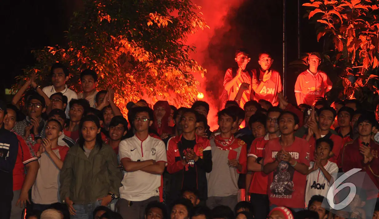 Para suporter larut dalam ketegangan ketika tim mereka saling menyerang satu sama lain, 7-11 Trunojoyo, Jaksel, Minggu (2/11/2014) (Liputan6.com/Miftahul Hayat)