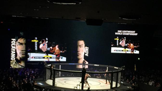 Duel juara dunia ONE Championship kelas ringan antara juara dunia Eduard Folayang dan Shinya Aoki (Liputan6.com / Edu Krisnadefa)