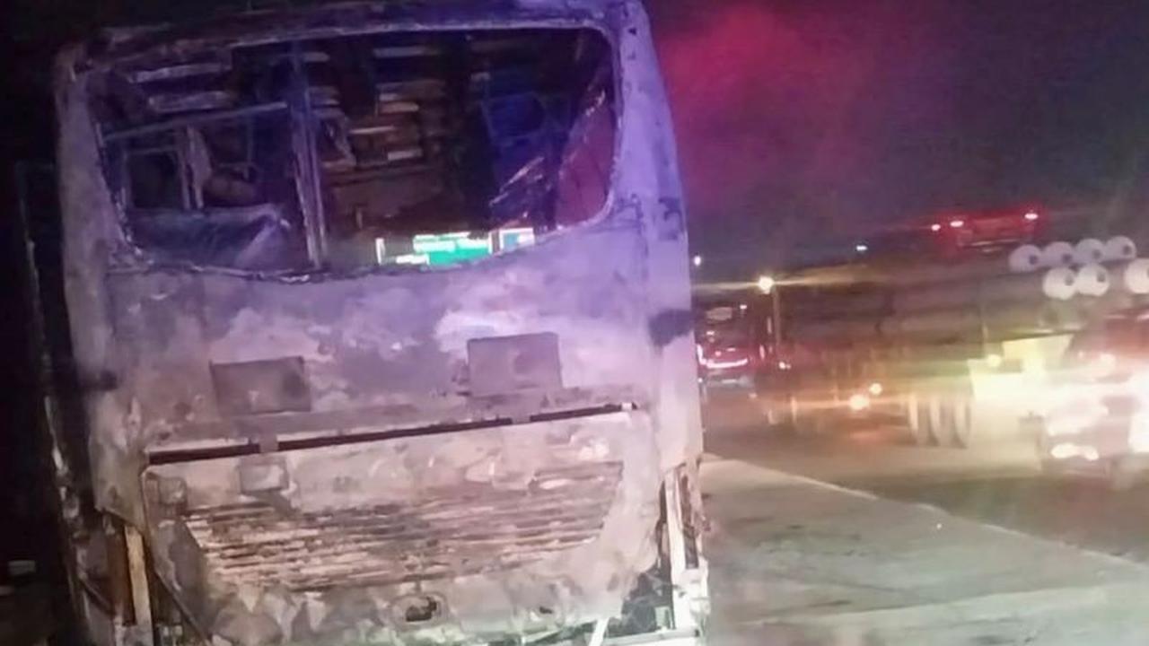 Polres Karawang Pastikan Tak Ada Korban Jiwa dalam Kebakaran Mikrobus Tol Japek KM 55