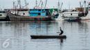 Seorang anak bermain di atas sampan di Kampung Akuarium, Penjaringan, Jakarta Utara, Senin (30/1). Rencana tahap pertama revitalisasi  Kampung Akuarium adalah membuat tanggul setinggi 3,5 meter dari tepi laut. (Liputan6.com/Gempur M Surya)