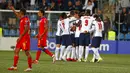 Para pemain Inggris melakukan selebrasi setelah Ben Chilwell mencetak gol ke gawang Andorra pada pertandingan kualifikasi Grup I Piala Dunia 2022 di National Stadium, Andorra la Vella, 9 Oktober 2021. Inggris menang 5-0. (AP Photo/Joan Monfort)