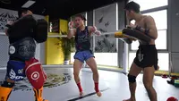 Petarung MMA China Zhang Weili bertarung selama sesi pelatihan di gym di Beijing (7/8/2019). Zhang bisa menjadi juara dunia UFC pertama asal China jika dapat mengalahkan pemegang gelar Jessica Andrade dari Brasil dalam pertarungan kelas berat mereka pada 31 Agustus 2019. (AFP Photo/Greg Baker)